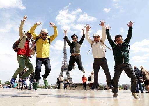 韓國老人駕照政策相關的新聞照片，圍繞著老年人駕駛意識和交通安全。